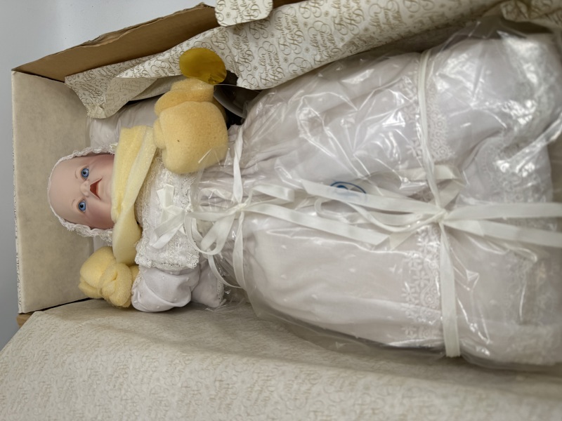 Dukke- Franklin heirloom dolls i org eske