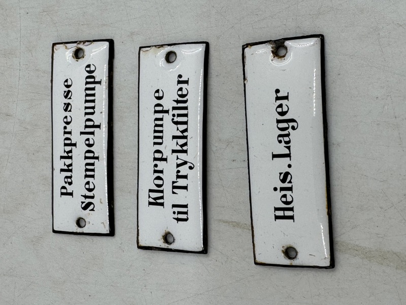3 artige små emaljeskilter