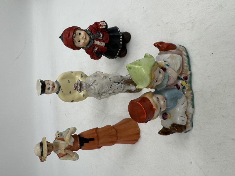 5 gml artige figurer i Fajanse/ Porselen?