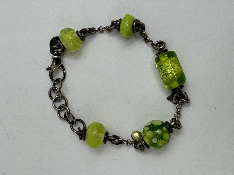 Armbånd i sølv med glassperler