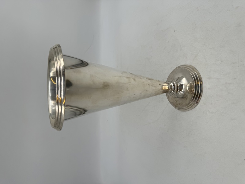 Stor sølvpokal.