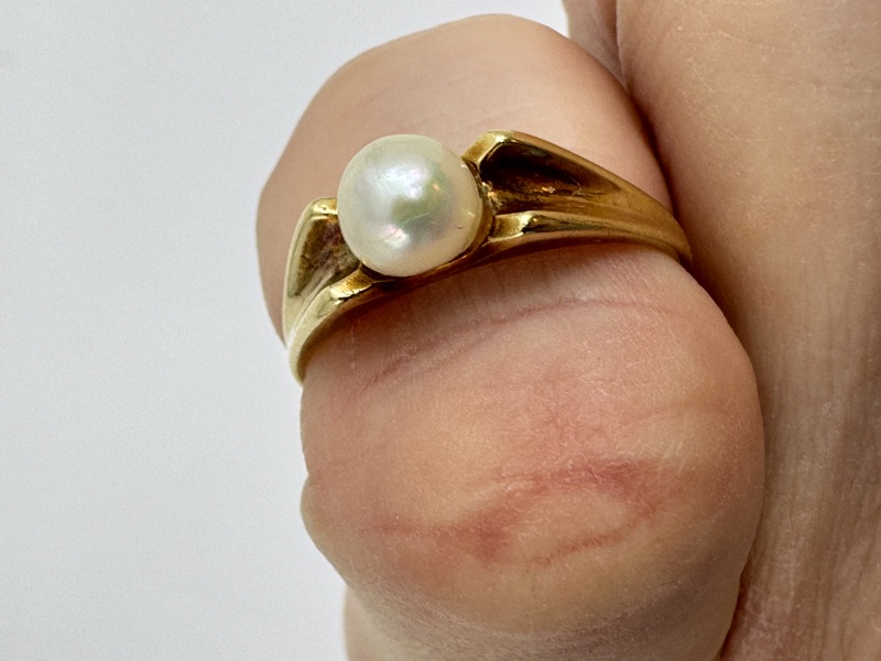 Gull ring med ferskvanns perle.