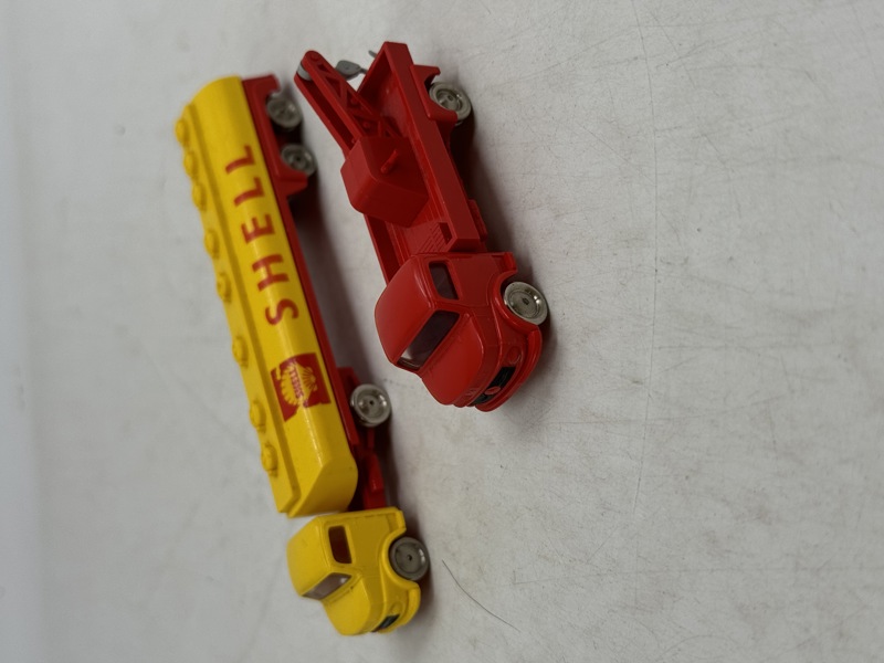 2 små lego biler.