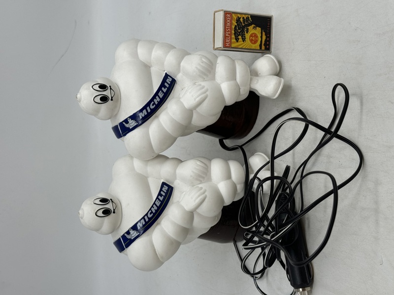 2 mindre Michelin figurer i plast med trefot.