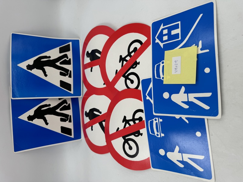 Lott med trafikkskilt i tynn papp.