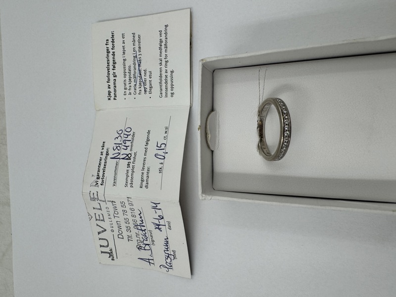 Hvit gull ring m/ diamanter 585