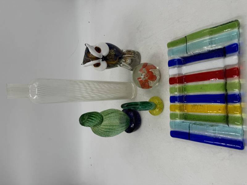 Lott med glass gjenstander.