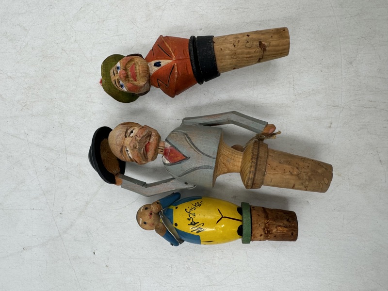 Eldre flaskekorker i tre med figurer.