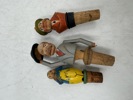 Eldre flaskekorker i tre med figurer.
