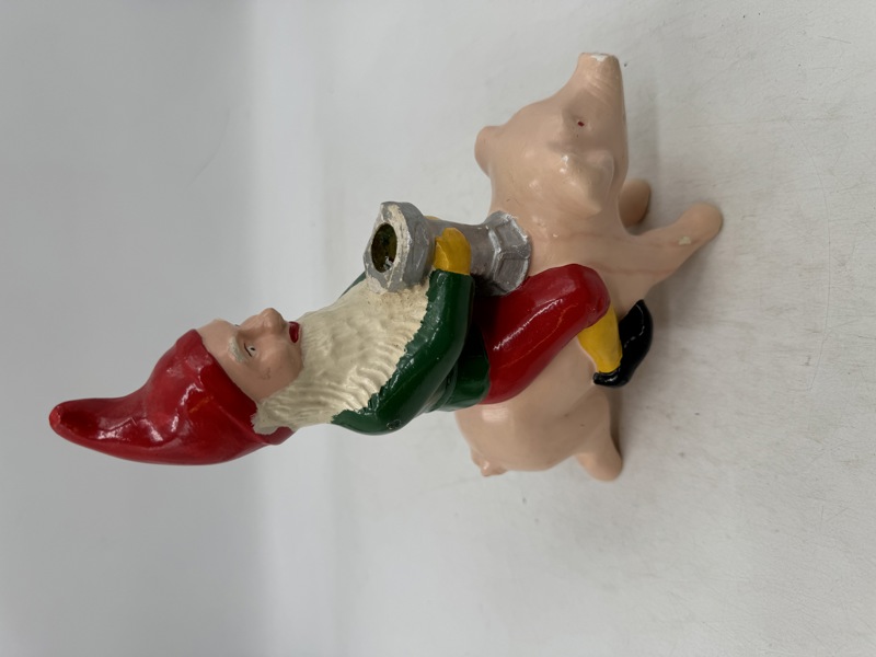 Eldre Nisse på gris ( lysestake)