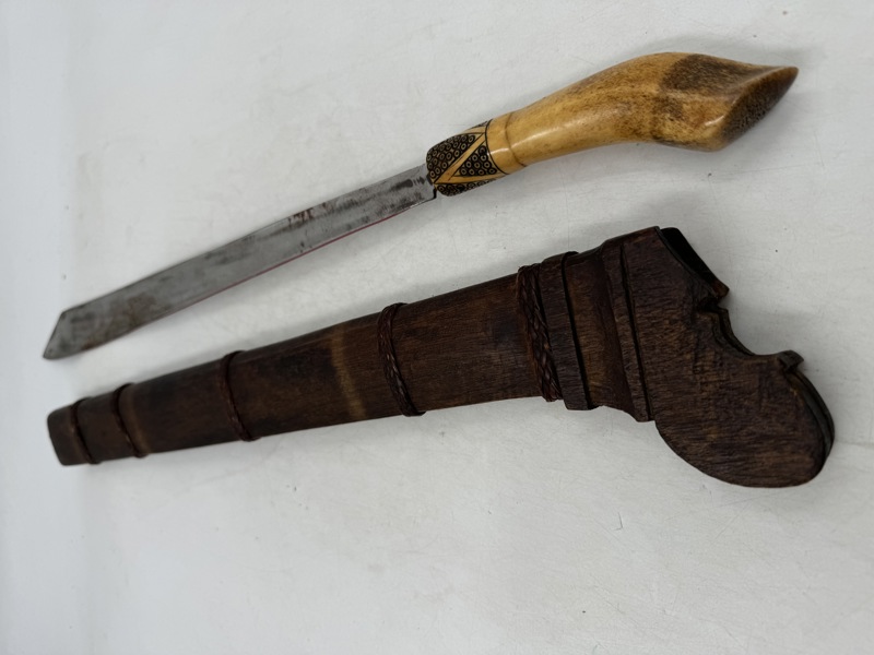 Spesiell kniv med slir