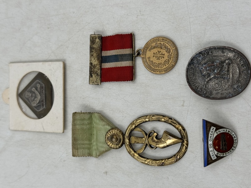 5 medaljer og merker