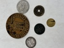 Uvanlig stor bronsjemedalje + 5 mynter