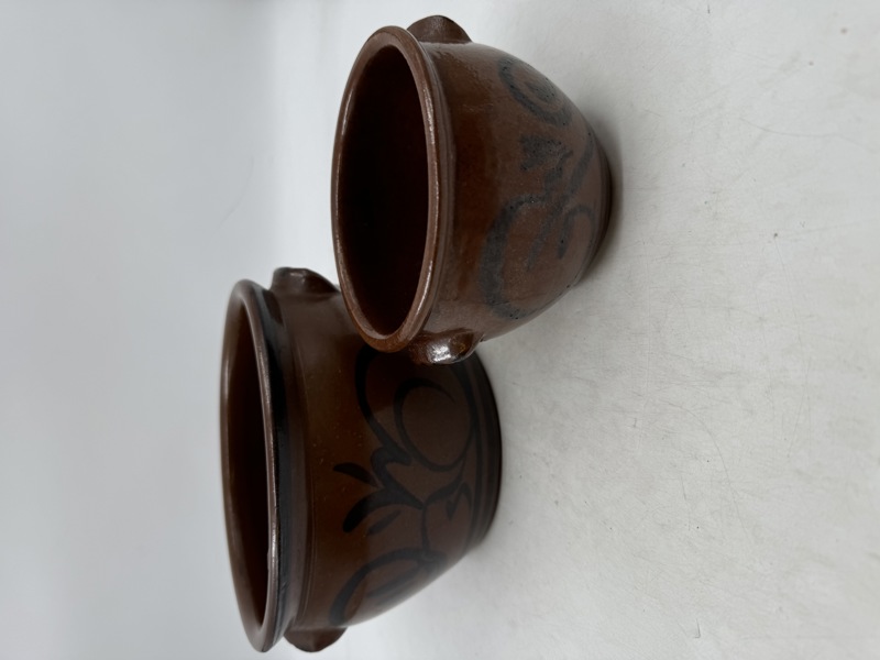 2 brune krukker.