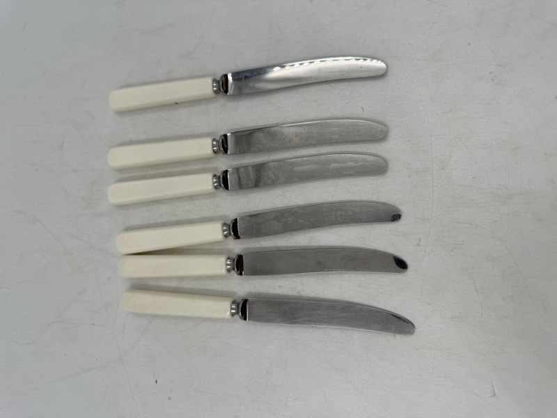 Kniver "Mærtha" med hvit skaft.