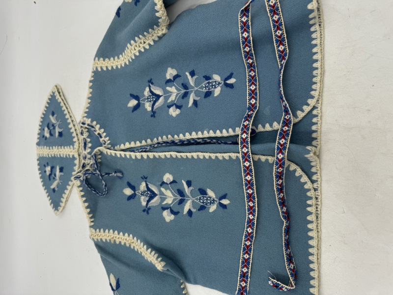 Eldre Babyjakke/ lue/ bånd Brodert