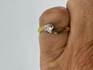 Gull ring med liten sten.