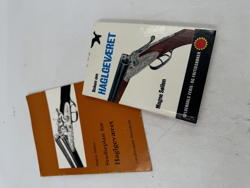 Bok + hefte om haglegevær.