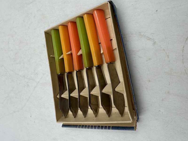 6 stk fruktkniver i retro farger.