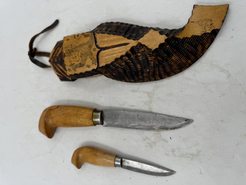 Utskjært treslire med 2 stk kniver