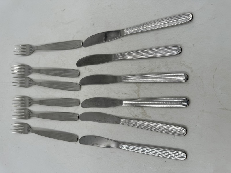 Stålbestikk- 6 kniver+ 6 gaffler