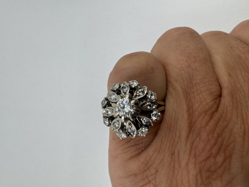 Ring i hvitt gull med 17 diamanter