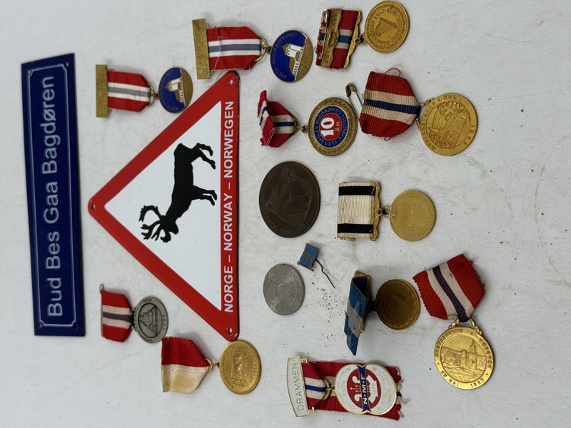 13 medaljer + 2 skilt i emalje