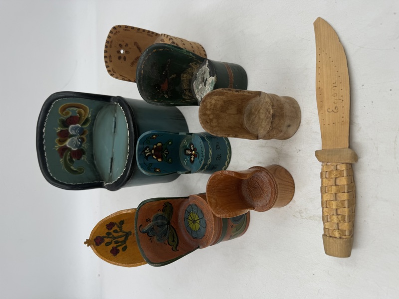 8 små kubbestoler + trekniv