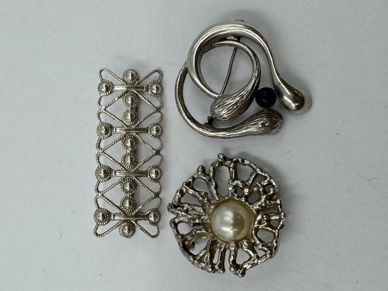 3 Brosjer i sølv