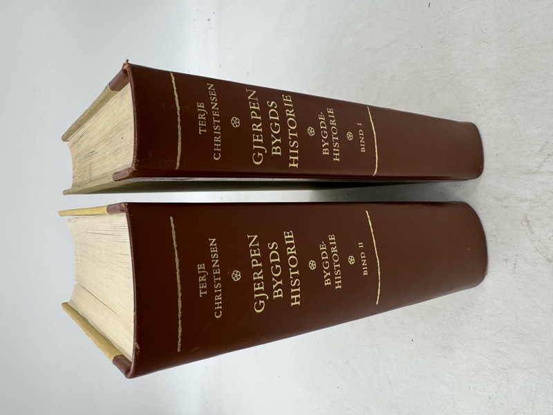 2 Bøker- Gjerpen Bygds Historie 1 og 2