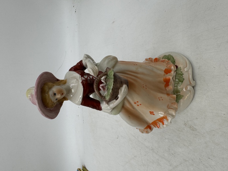 Rød Tysk Damefigur i porselen 