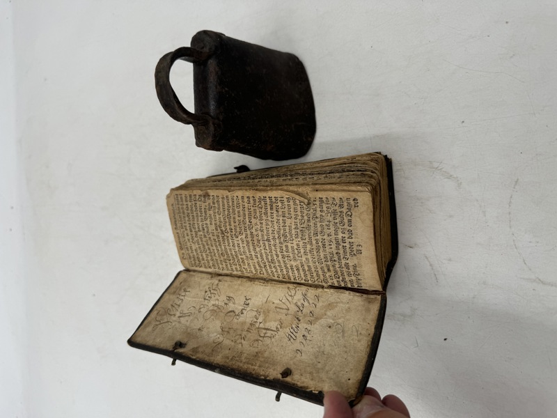 Eldre Bibel + eldre bjelle