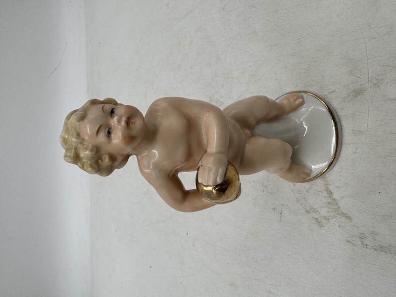 Porselens figur med ball