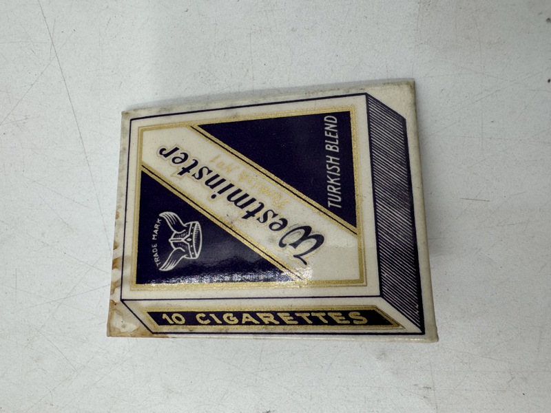 Lite gmlt dørskilt  i blikk