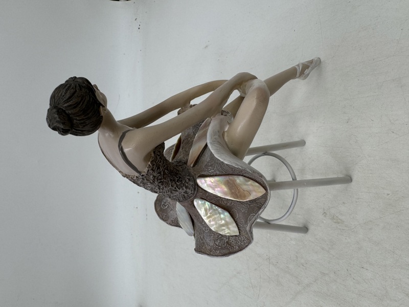 Super Nova Ballerina på stol
