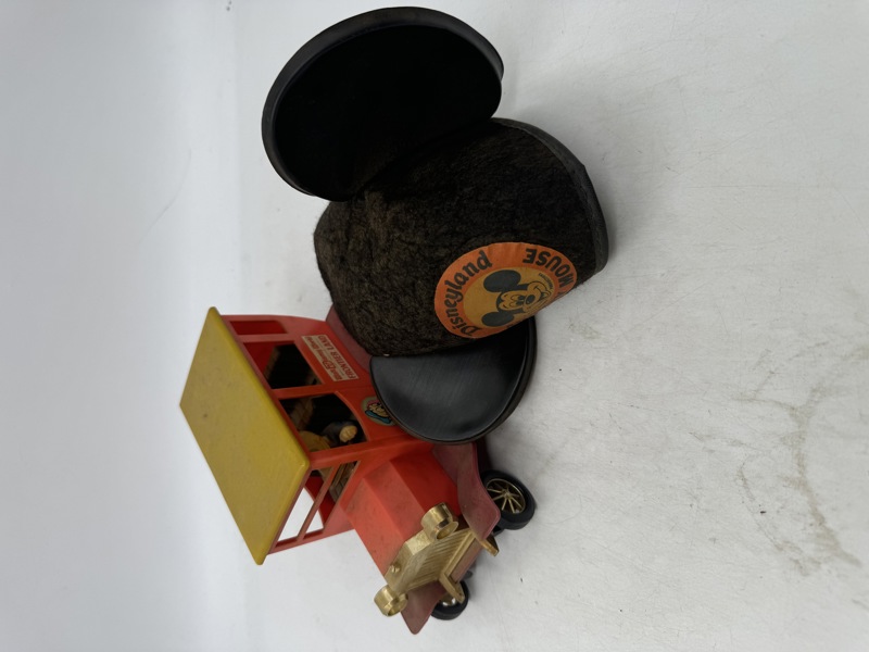 Donald bil+ Lue Mickey Mouse