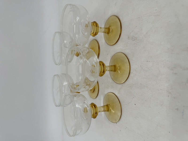 5 Likørglass med gul stett og gravert klokke 