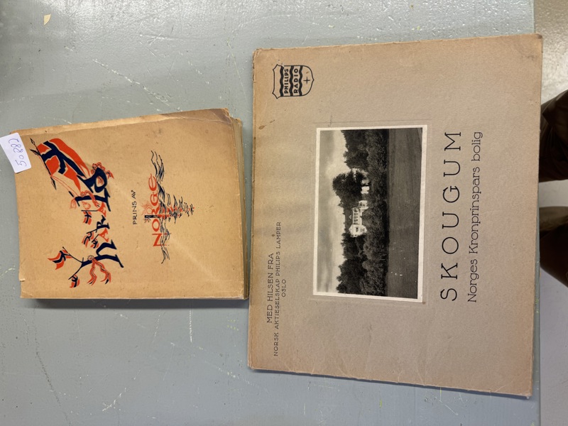 Album med bryllupsbilder av Kronprinsparet
Martha og olav på skaugum + bok prins Harald