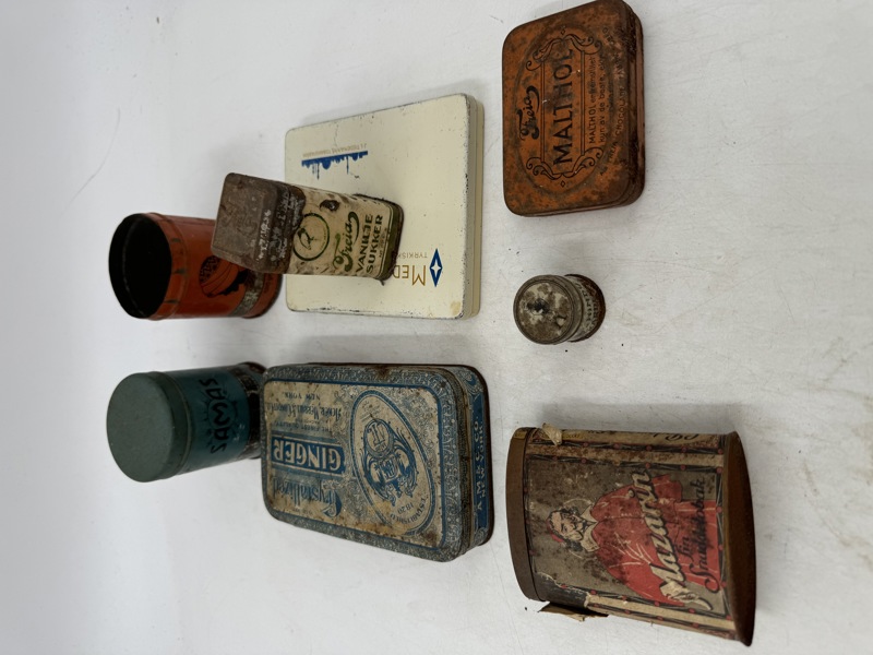 8 stk tomme blikkbokser