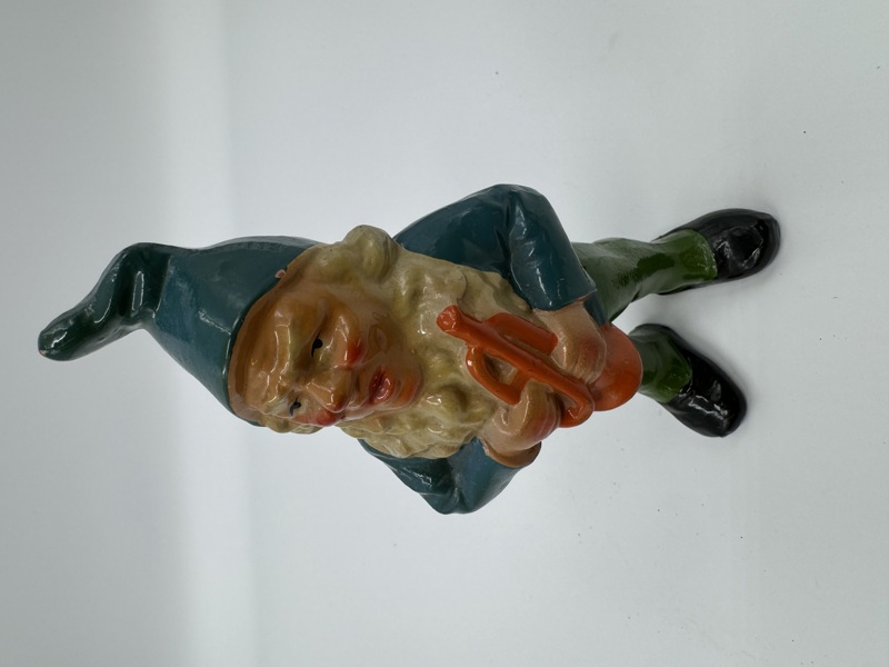 Eldre Nisse med Instrument