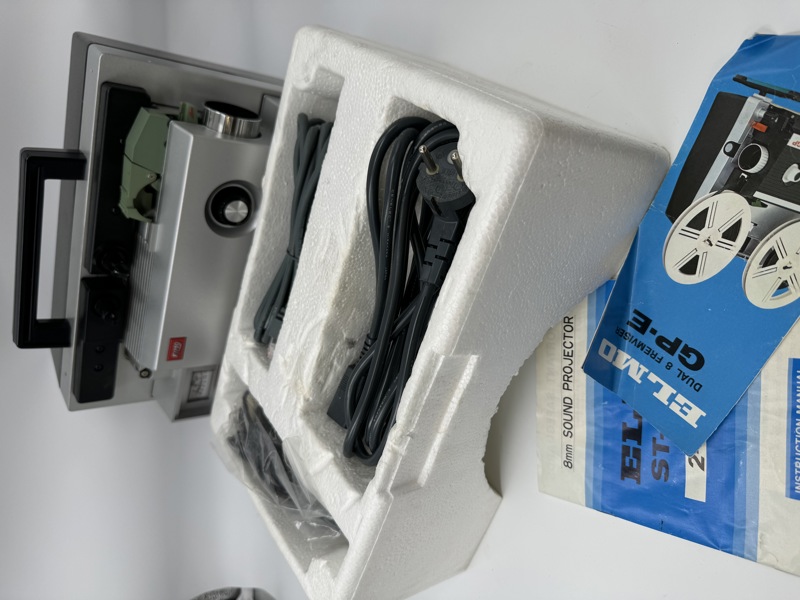 Gammelt 8 mm Elmo Filmfremviser