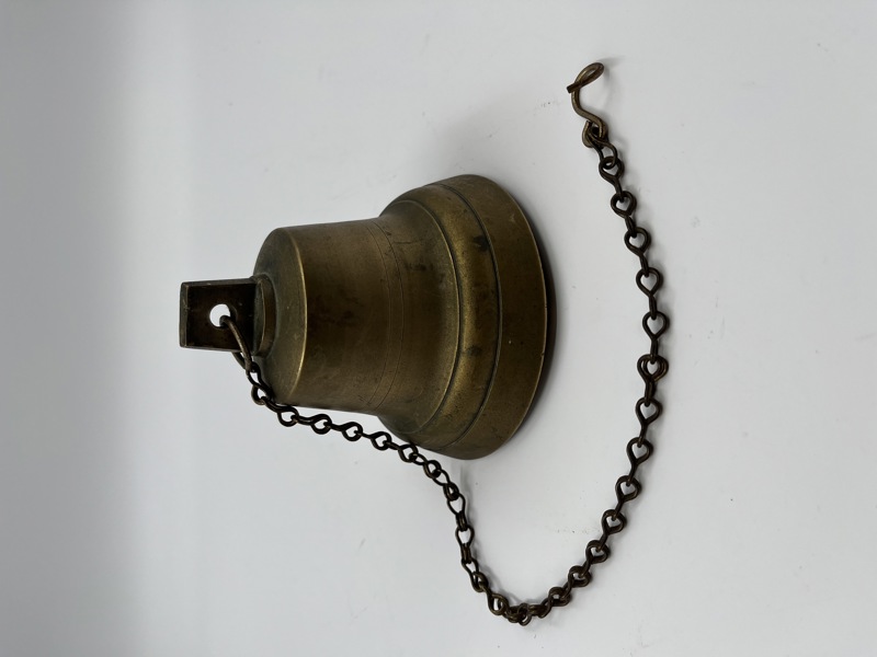 Eldre Messingbjelle med kjetting