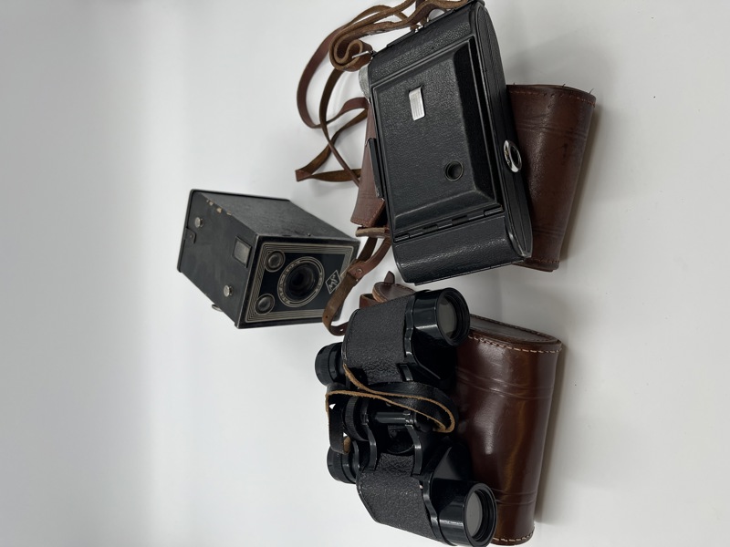 2 Gamle fotoapperater + gml kikkert