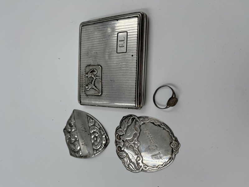 Ring sølv + 2 frakkeskjold i sølv+ sigarettetui ( ikke sølv)