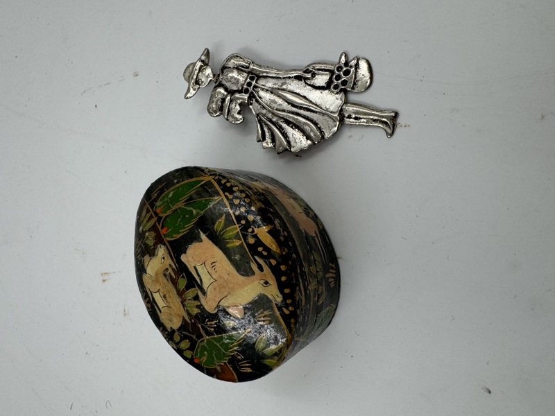 Lite Kinesisk Lakkskrin m/pin merker + emalje + sølv ? brosje