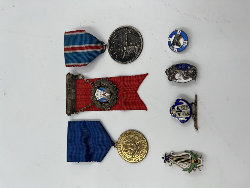 8 gml merker + medaljer