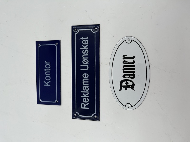 3 små emaljeskilter