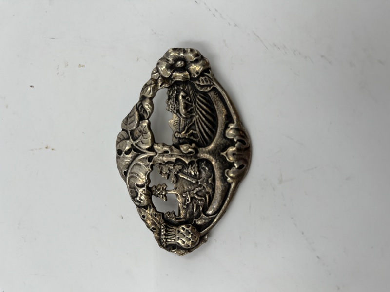 Artig sølvbrosje m/ landbruksmotiv