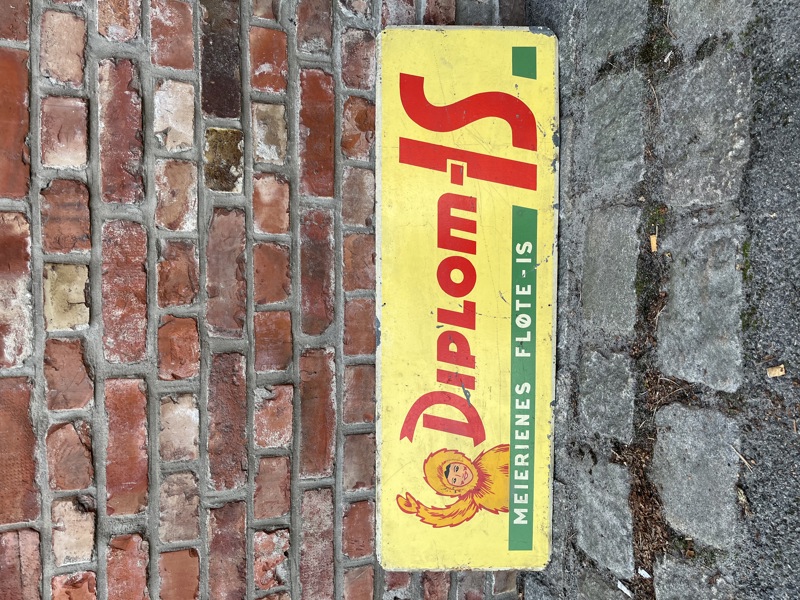 Diplom is metallskilt