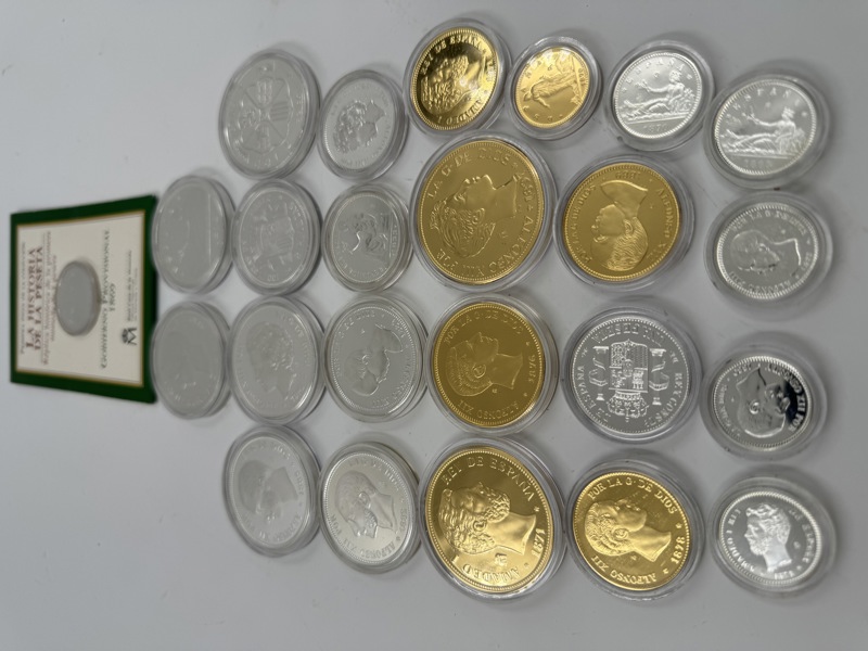 24 Minnemynter i sølv og noen gullforgylte